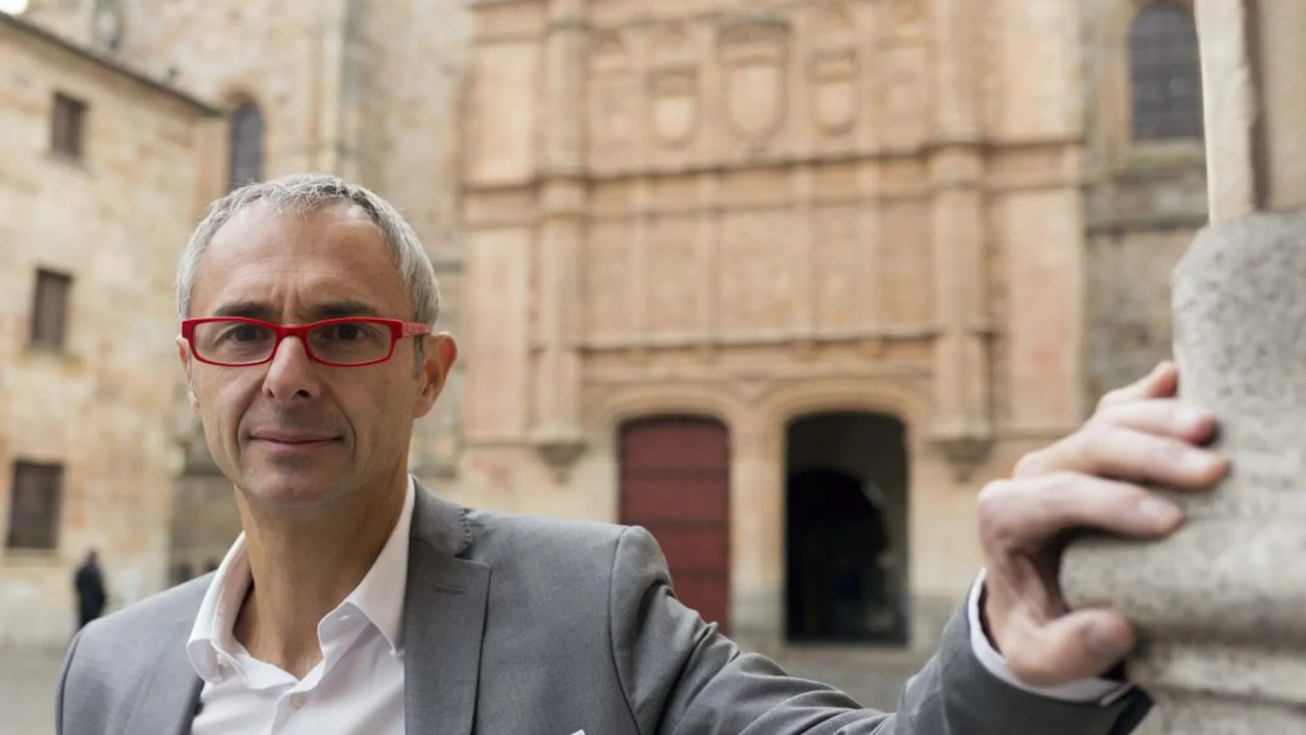 El nuevo rector, Ricardo Rivero, con la fachada de la Universidad de Salamanca al fondo