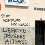 La sede de la Asociación Española de Guardias Civiles situada en Valdemoro (Madrid) amaneció ayer con pintadas exigiendo la libertad de los agresores de Alsasua