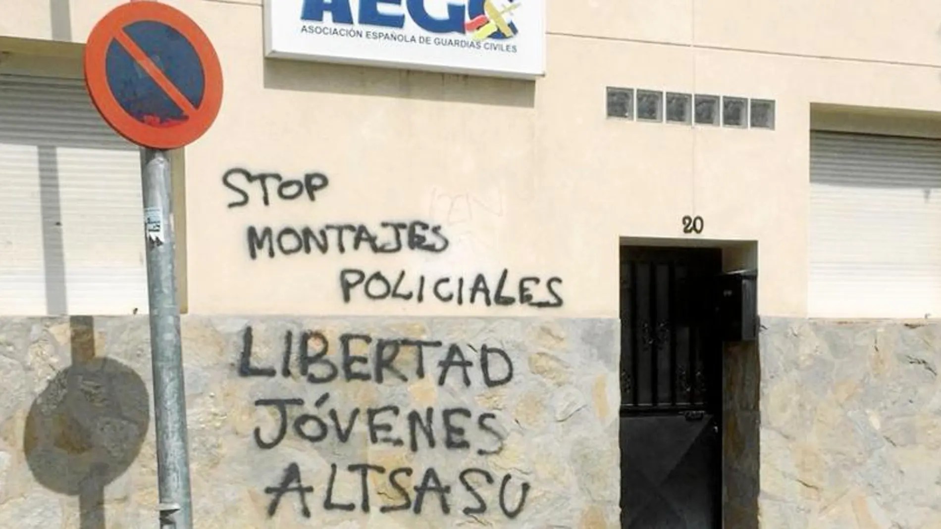 La sede de la Asociación Española de Guardias Civiles situada en Valdemoro (Madrid) amaneció ayer con pintadas exigiendo la libertad de los agresores de Alsasua
