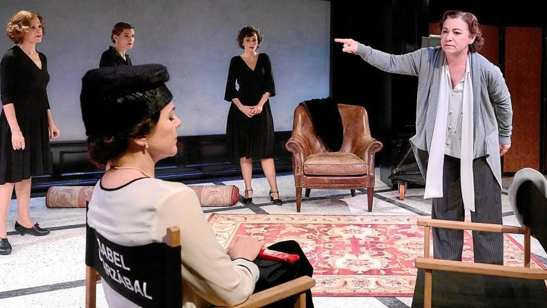 Carmen Gutiérrez (sentada en primer plano) toma el protagonismo de «Beatriz Galindo en Estocolmo» con su interpretación de Isabel Oyarzábal