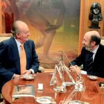 El Rey Juan Carlos I con Alfredo Pérez Rubalcaba en Zarzuela en 2011/Ep