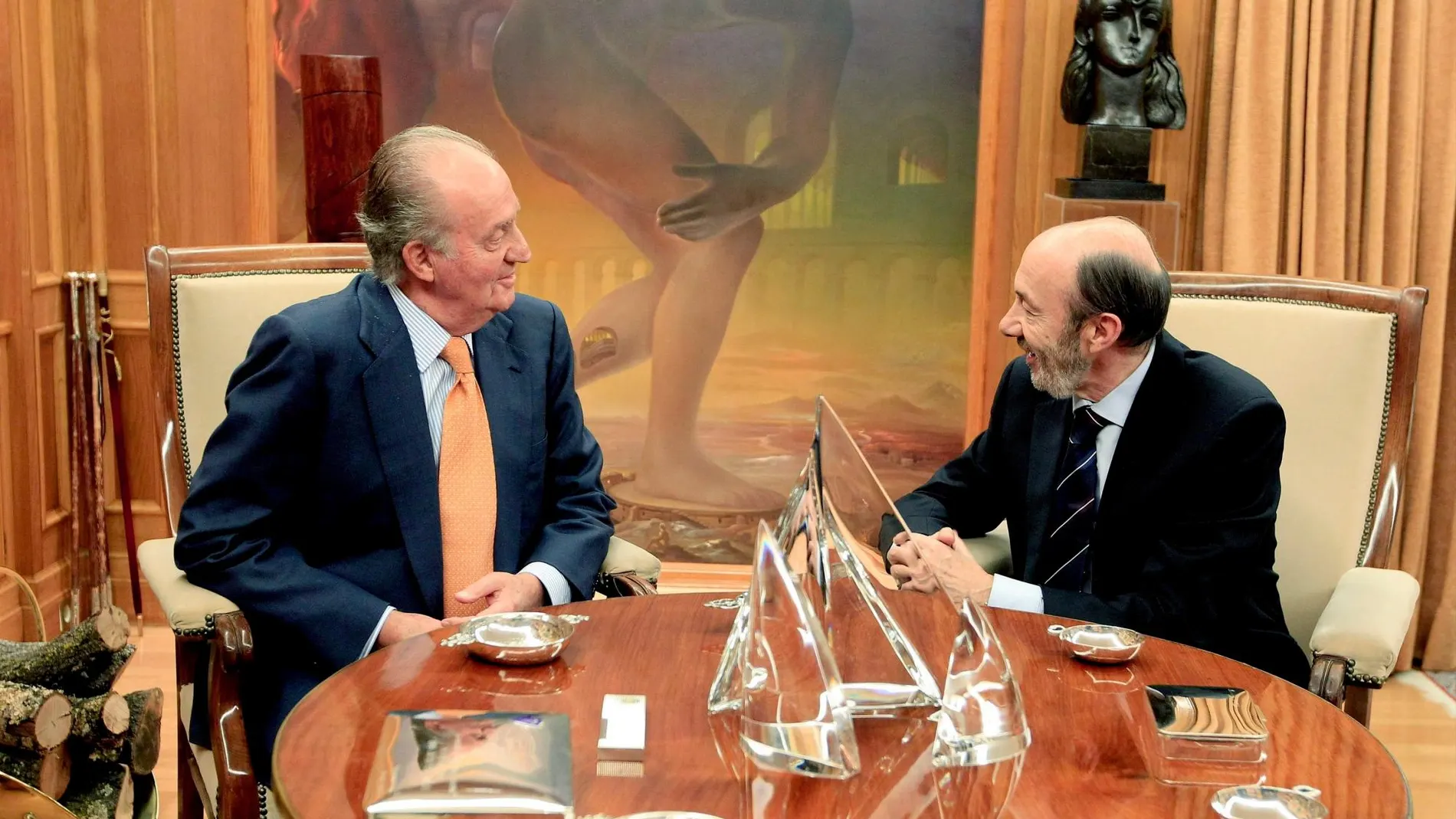 El Rey Juan Carlos I con Alfredo Pérez Rubalcaba en Zarzuela en 2011/Ep