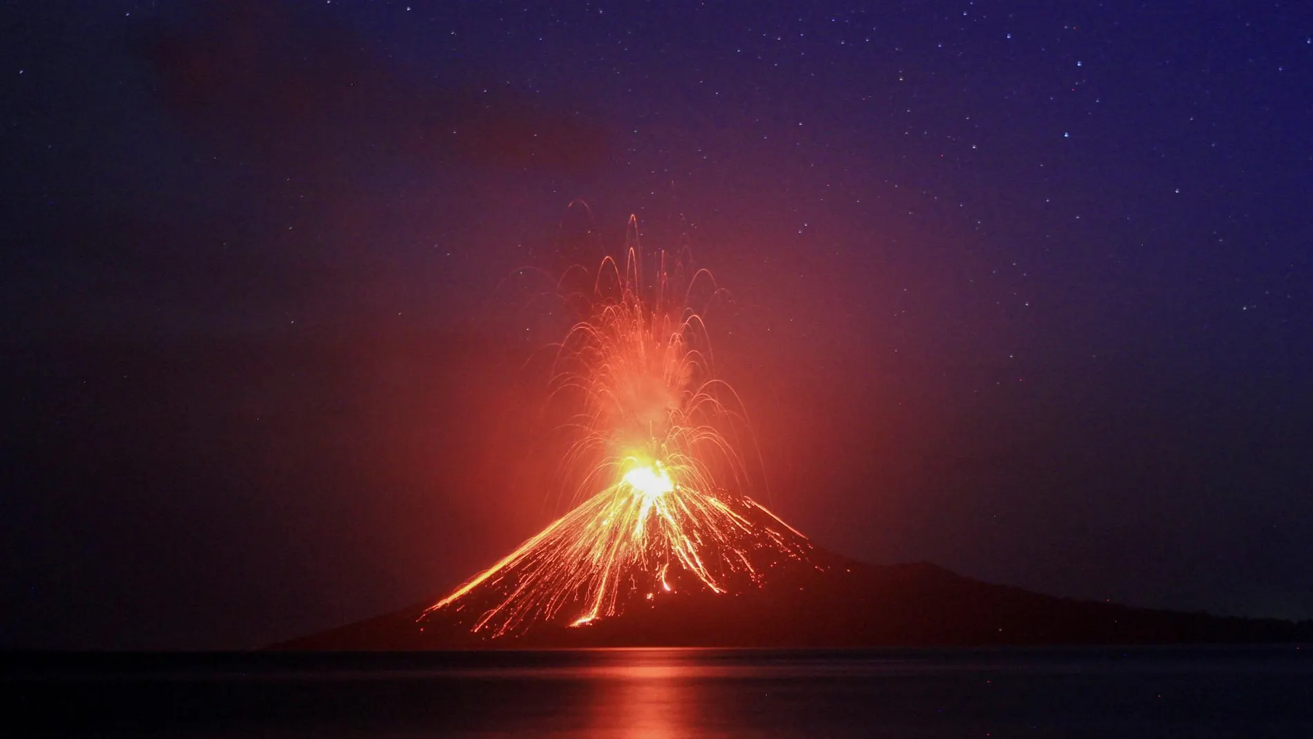 La explosión en diciembre de 2018 del volcán provocó un tsunami que dejó 439 muertos.