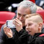 José Mourinho se hace una foto con un joven aficionado