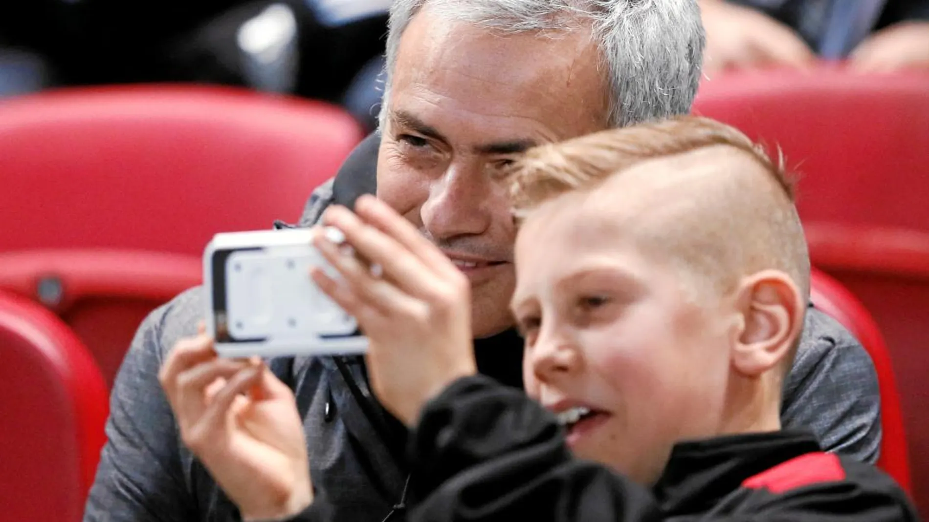 José Mourinho se hace una foto con un joven aficionado