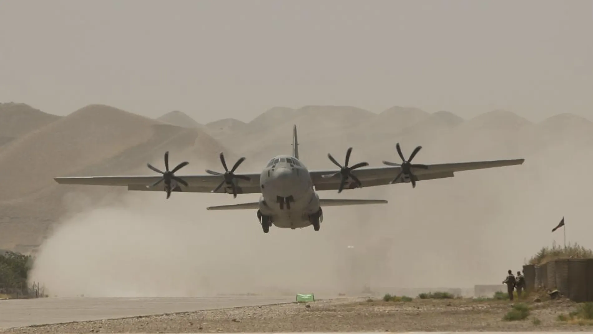 Un Hércules aterriza en el aeropuerto de Qala i Naw (Afganistán) en 2013