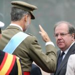 El rey Felipe VI saluda al presidente de la Junta, Juan Vicente Herrera