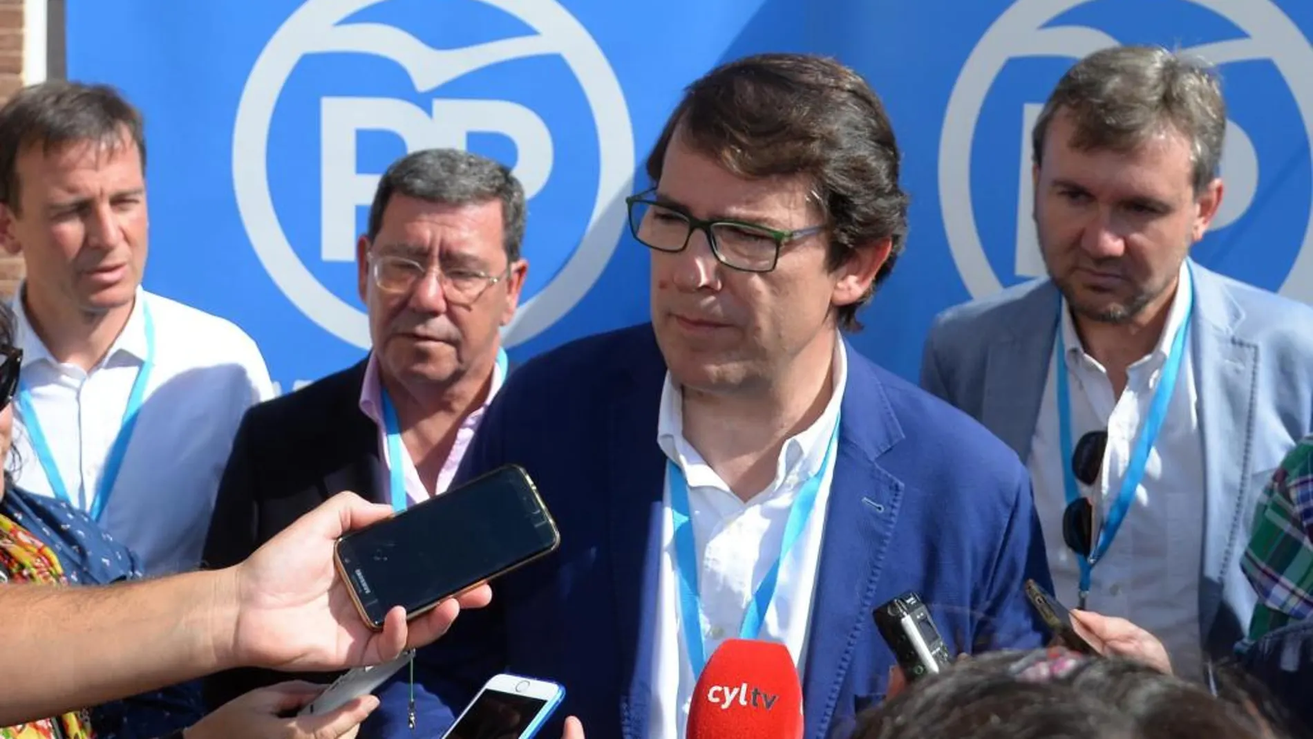 El presidente del PP de Castilla y León, Alfonso Fernández Mañueco, atiende a los medios junto a Rico, Lacalle y Suárez