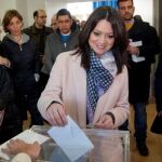 La esposa de Carles Puigdemont, Marcela Topor, vota en el colegio de Sant Julià de Ramis, Gerona