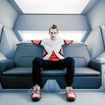 El actor Bruce Langley encarna al personaje Technical Boy, un dios de la era moderna