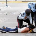 Un manifestante es detenido por la Policía durante la «Toma de Caracas»