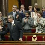 Quim Torra es aplaudido por los diputados de JxCat y ERC tras su intervención ante el pleno del Parlament. EFE/Andreu Dalmau