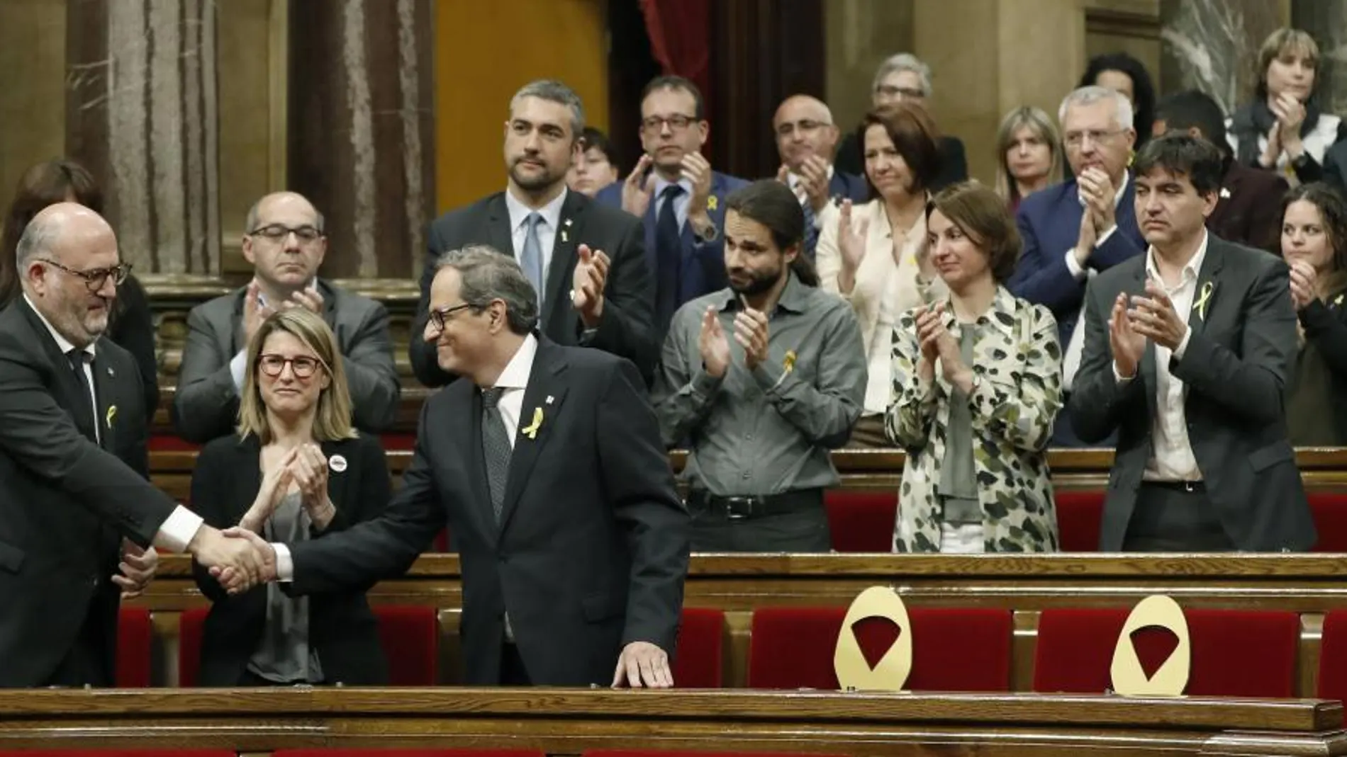 Quim Torra es aplaudido por los diputados de JxCat y ERC tras su intervención ante el pleno del Parlament. EFE/Andreu Dalmau