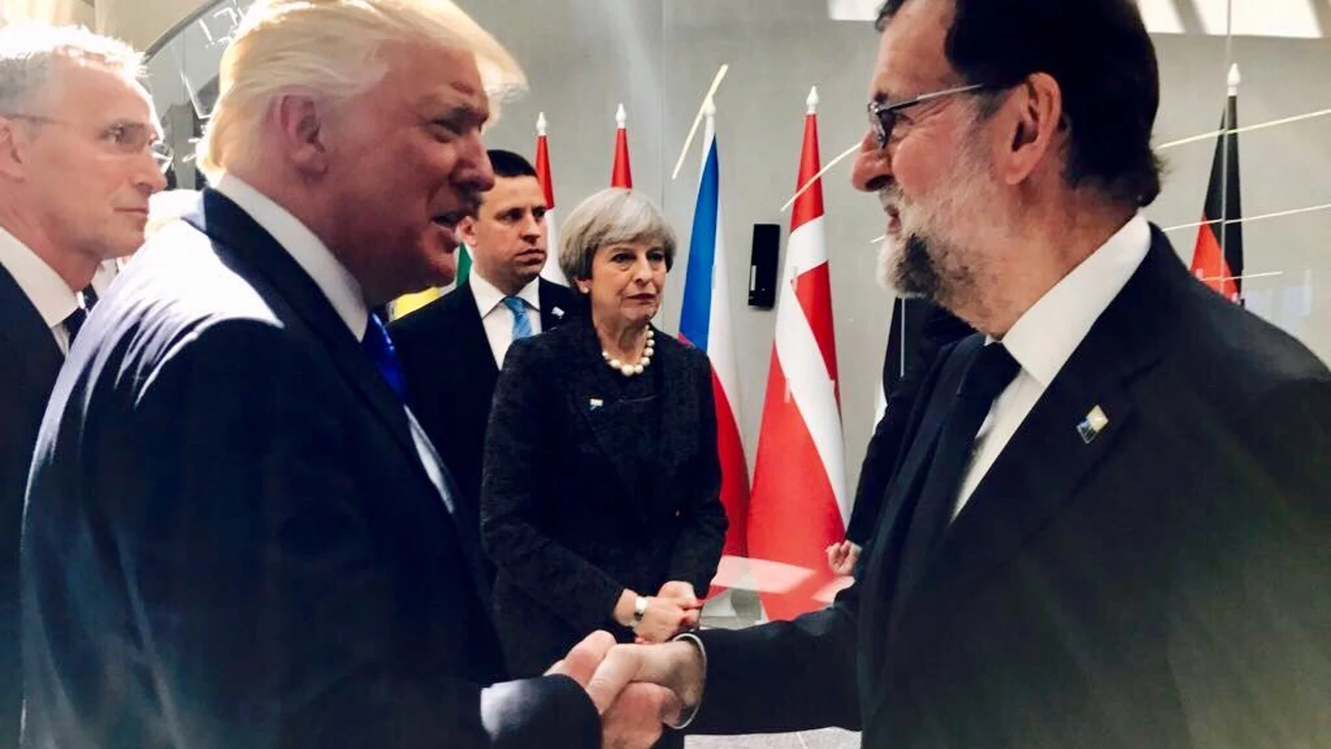Imagen del encuentro entre el presidente de EE UU, Donald Trump, y el español, Mariano Rajoy, en la cumbre de la OTAN