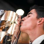 Márquez besa el trofeo de campeón del mundo que recibió en la habitual gala de fin de temporada en Valencia
