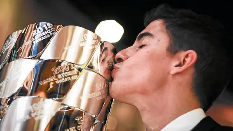 Márquez besa el trofeo de campeón del mundo que recibió en la habitual gala de fin de temporada en Valencia