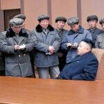 En la imagen, el líder norcoreano, Kim Jong-Un, mantiene una rueda de prensa informal en la sede de la base de lanzamiento de cohetes de Cholsan