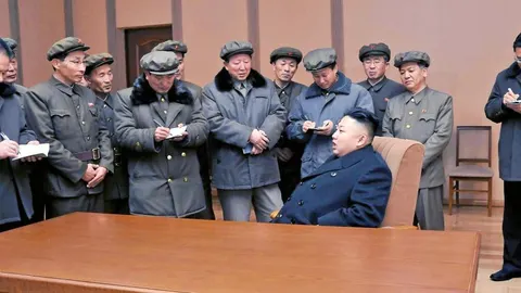 En la imagen, el líder norcoreano, Kim Jong-Un, mantiene una rueda de prensa informal en la sede de la base de lanzamiento de cohetes de Cholsan