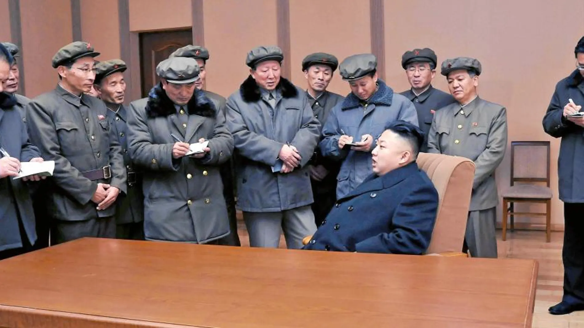 En la imagen, el líder norcoreano, Kim Jong-Un, mantiene una rueda de prensa informal en la sede de la base de lanzamiento de cohetes de Cholsan