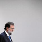 El presidente del Gobierno, Mariano Rajoy, en la rueda de prensa posterior a que el Consejo de Ministros extraordinario aprobase la aplicación del artículo 155