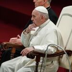 El Papa durante una tradicional audiencia general de los miércoles en la sala Nervi/Efe