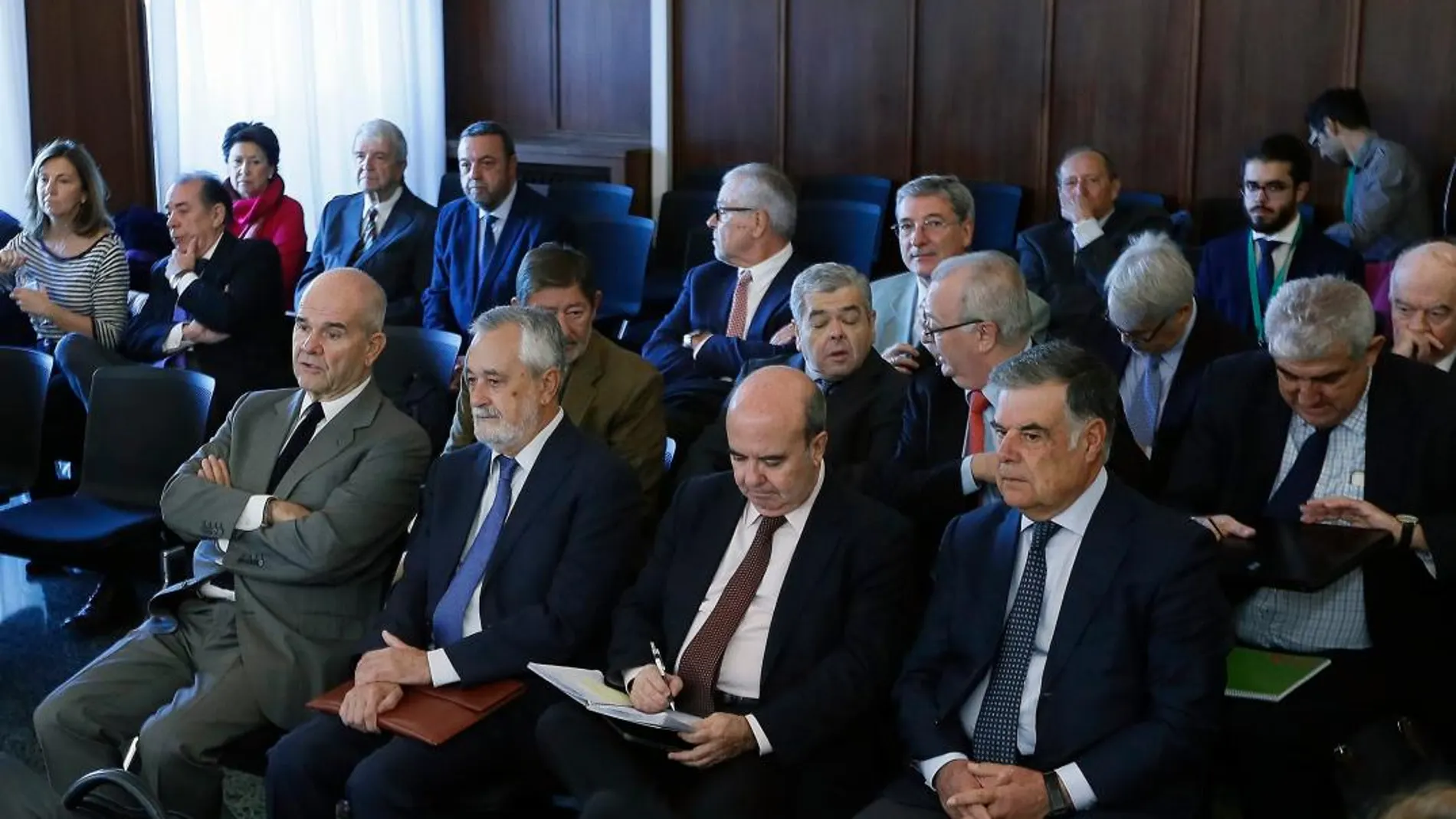 Los 22 encausados en la pieza política del «caso ERE» regresaron ayer al banquillo de los acusados (Foto: Efe)