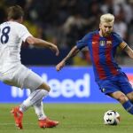 El jugador del Leicester City, Christian Fuchs lucha por el balón con el delantero argentino Leo Messi (C) del FC Barcelona
