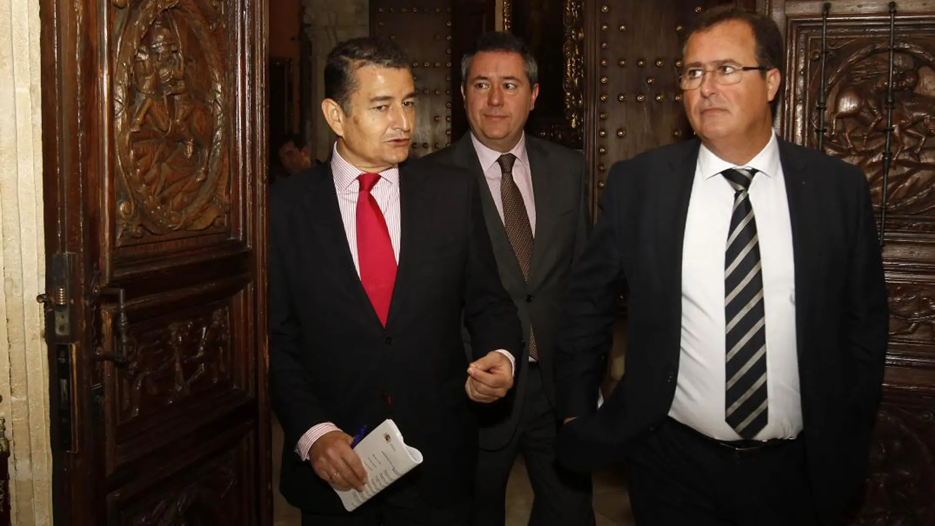Antonio Sanz, Juan Espadas y el delegado de Seguridad, Juan Carlos Cabrera, antes de la reunión