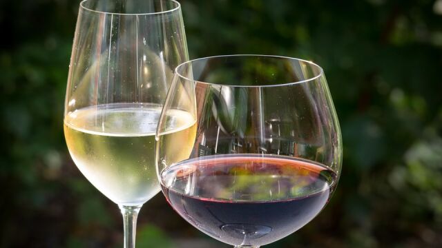 El vino blanco puede quitar las manchas de vino tinto
