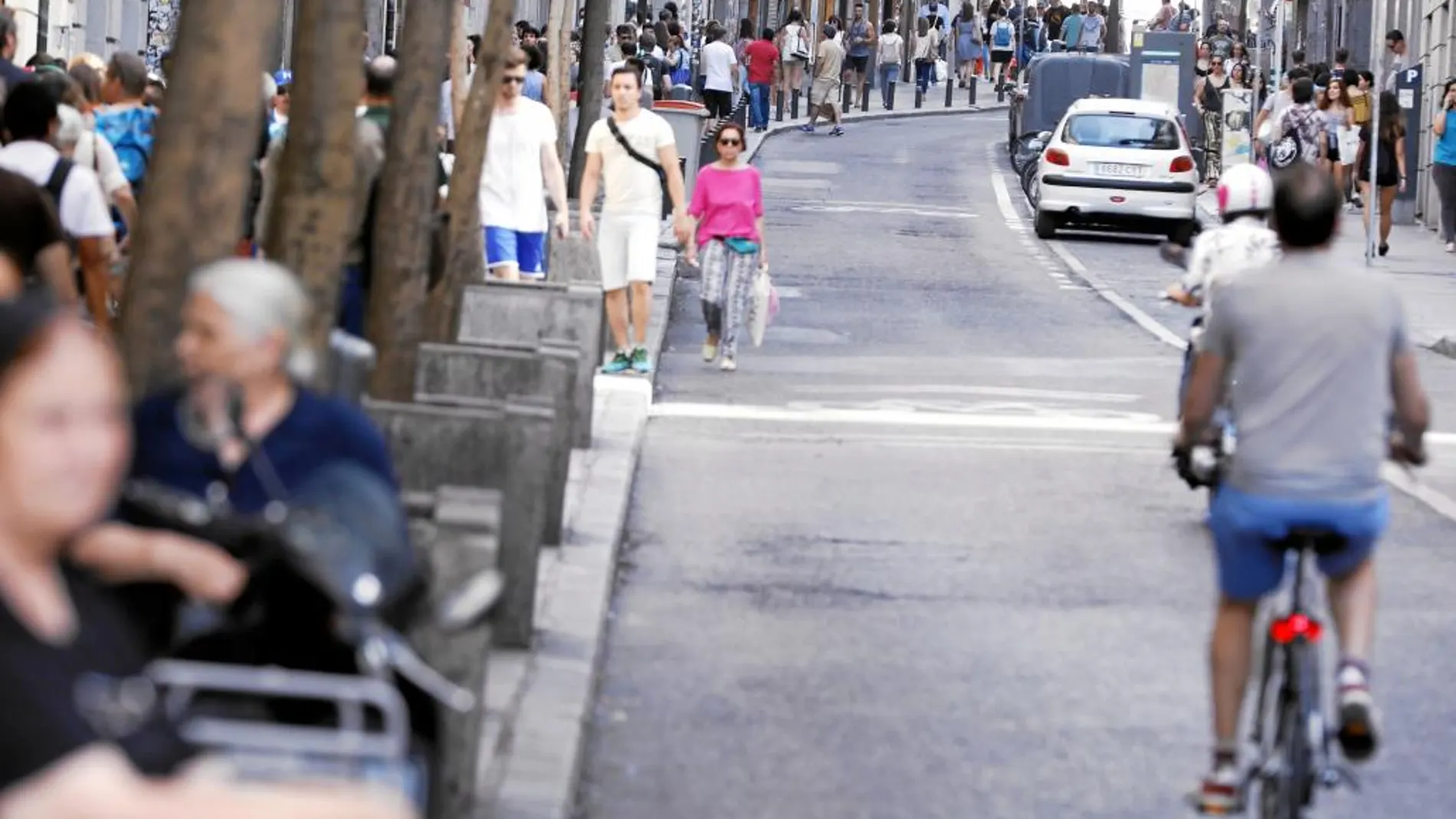 Un ciclista remonta la calle Carretas, que será peatonalizada por el Ayuntamiento este otoño