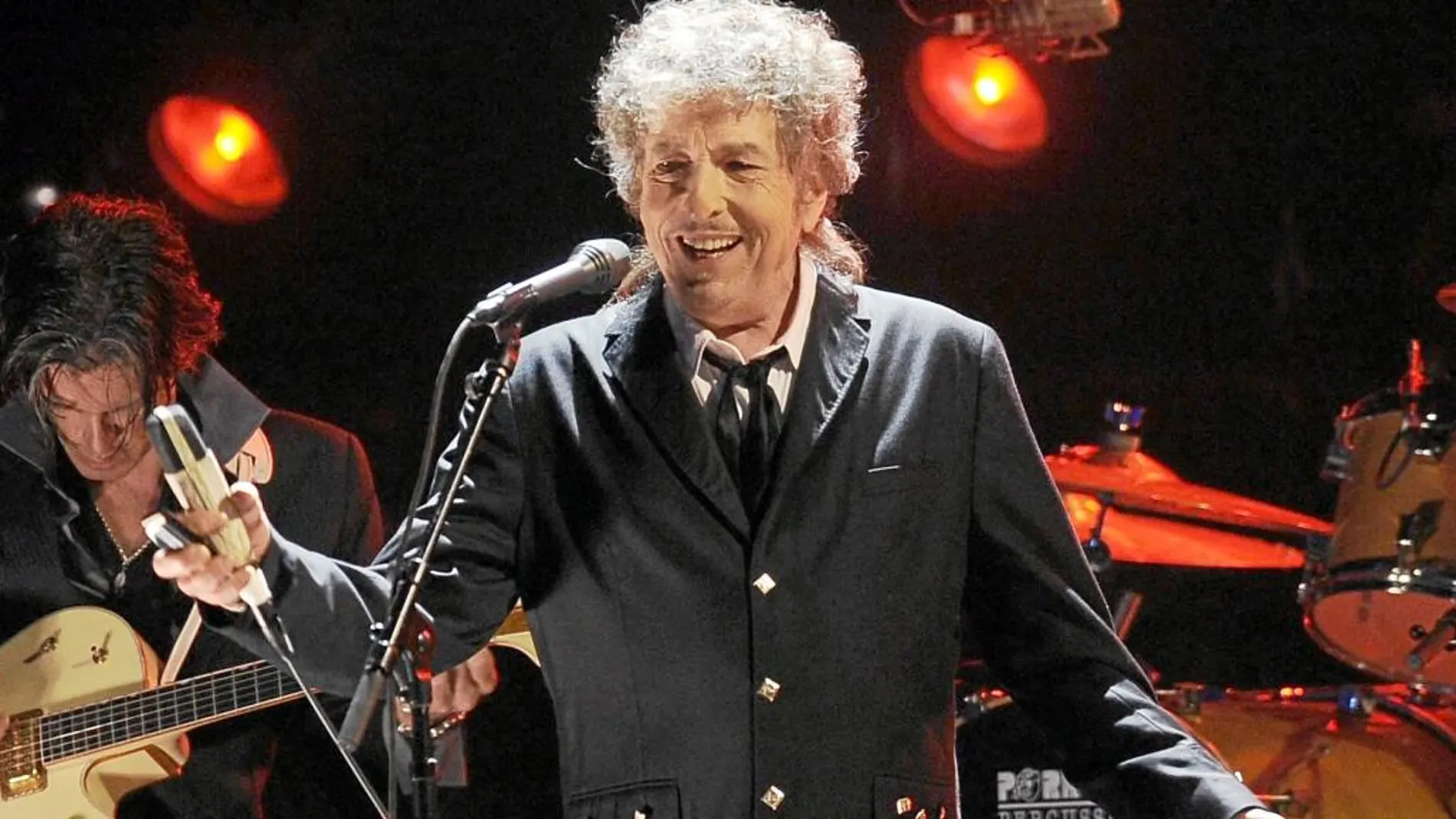 Bob Dylan no deja tomar imágenes de sus conciertos, así que lo único que queda es explicara viva voz la puesta en escena ofrecida por el músico, con grandes focos de a pie detrás de los músicos, como si fuera el set de una película, y los cinco músicos que acompañan al mito uniformados como las antiguas bandas
