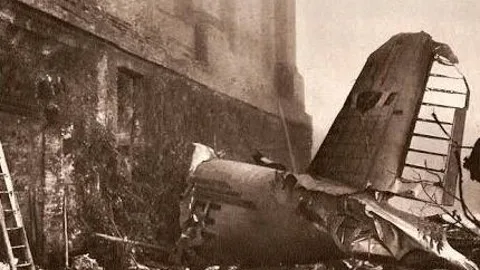 El avión que transportaba al Grande Torino en una imagen publicada en un periódico de la época