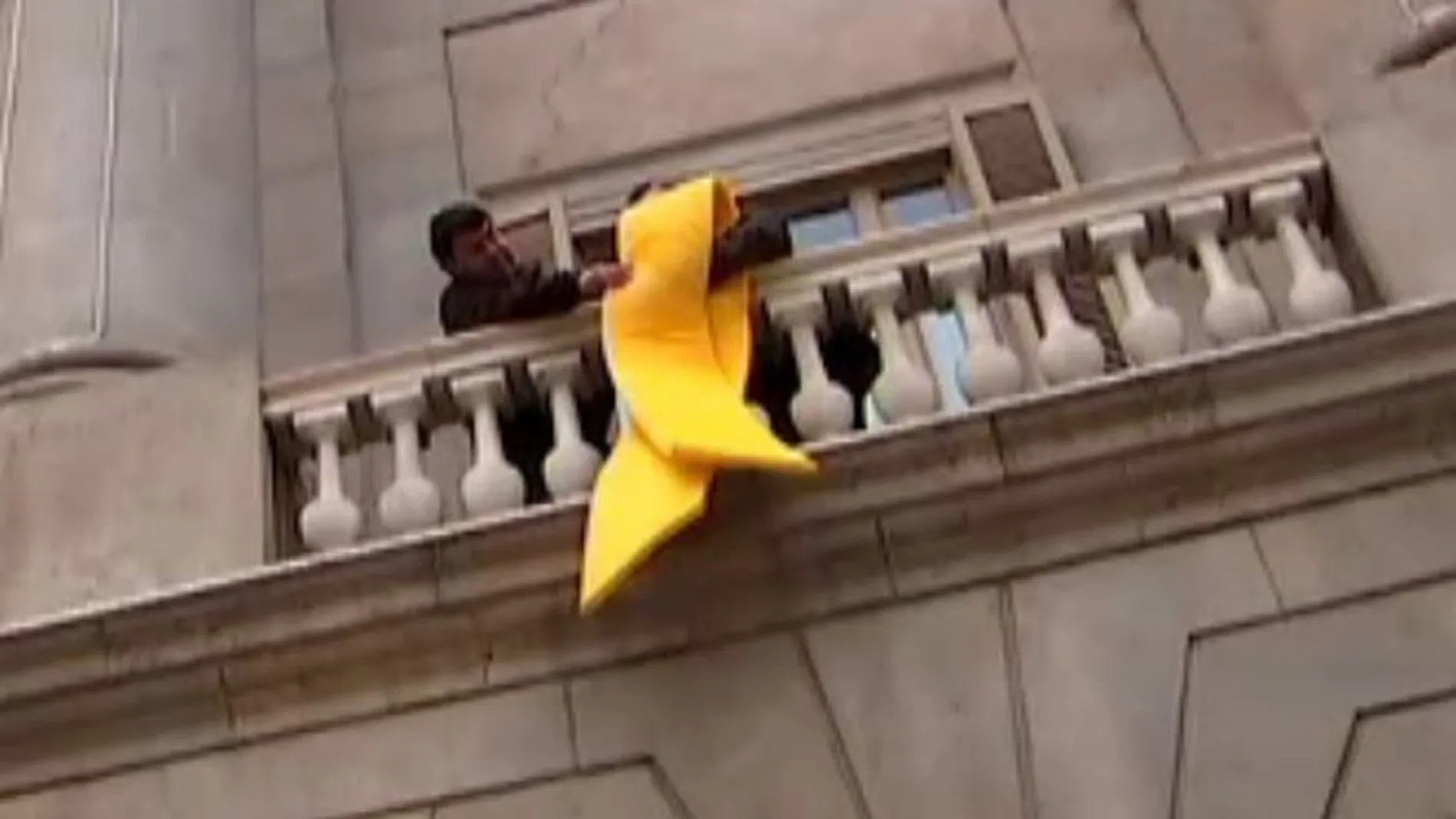 El Ayuntamiento de Barcelona cuelga en su fachada un lazo amarillo por los «Jordis» y los políticos presos