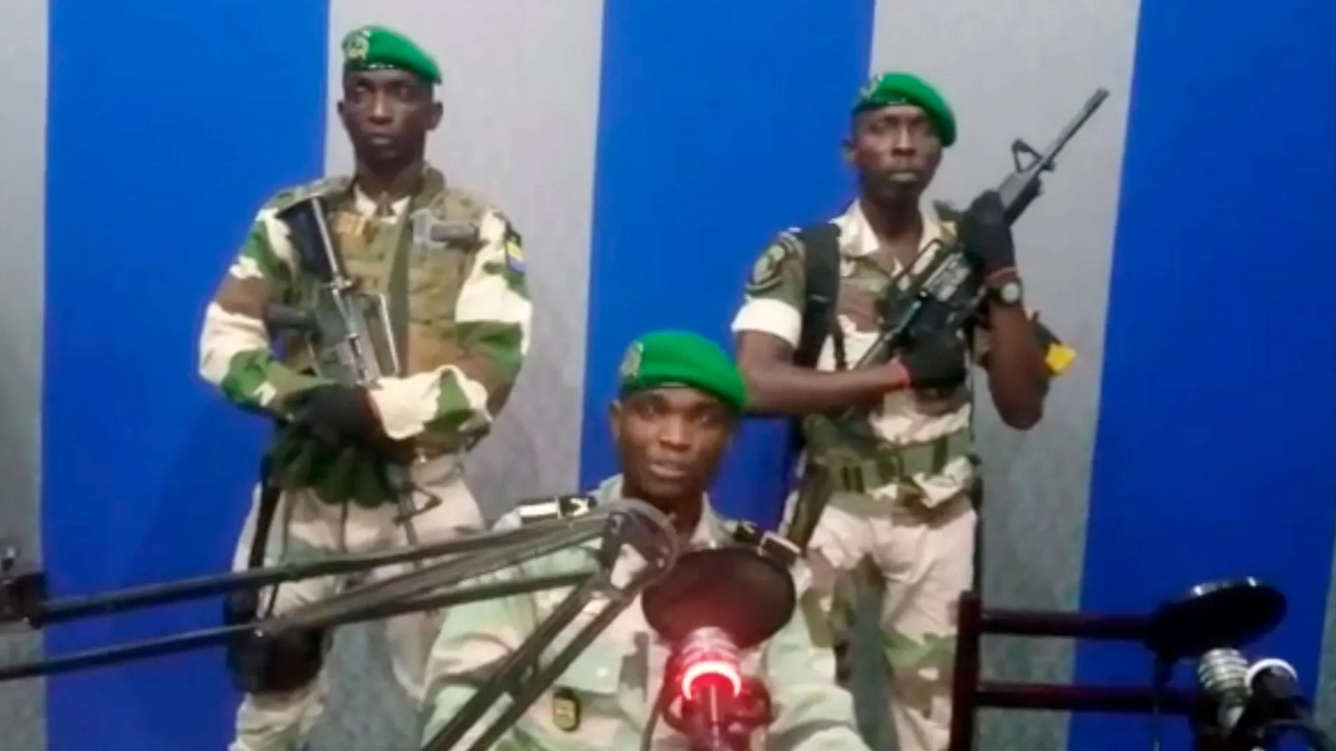 Imagen televisiva del anuncio del golpe de Estado en Gabón, donde también tomaron la radio estatal / Reuters