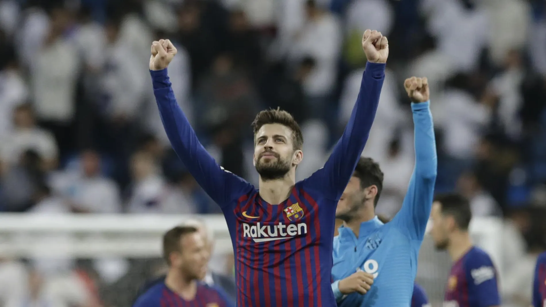 Piqué celebra el triunfo de su equipo en el Bernabéu