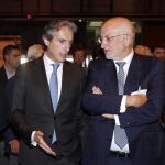 El ministro de Fomento, Íñigo de la Serna, conversa con el presidente de Mercadona, Juan Roig, durante la clausura del acto titulado "El Corredor Mediterráneo, una realidad inaplazable"