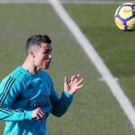Cristiano Ronaldo remata de cabeza un balón en el entrenamiento de ayer del Madrid en Valdebebas