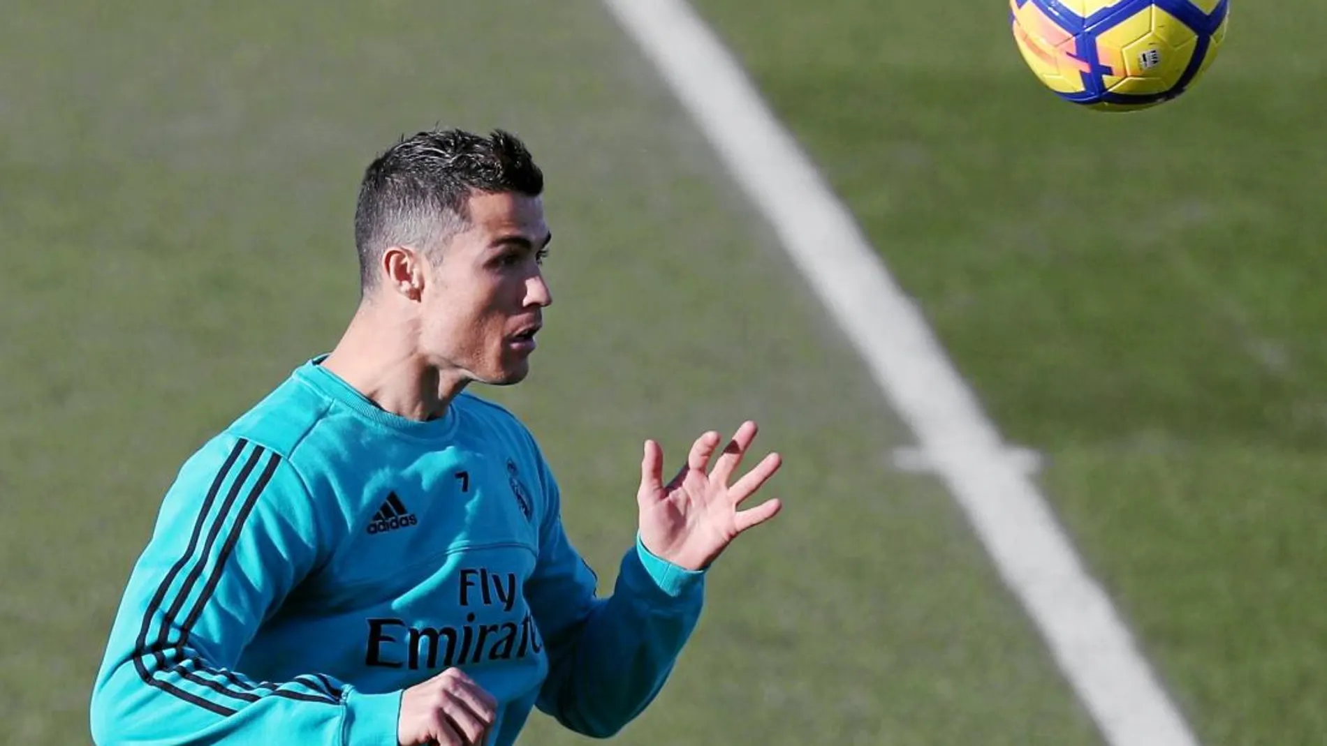 Cristiano Ronaldo remata de cabeza un balón en el entrenamiento de ayer del Madrid en Valdebebas