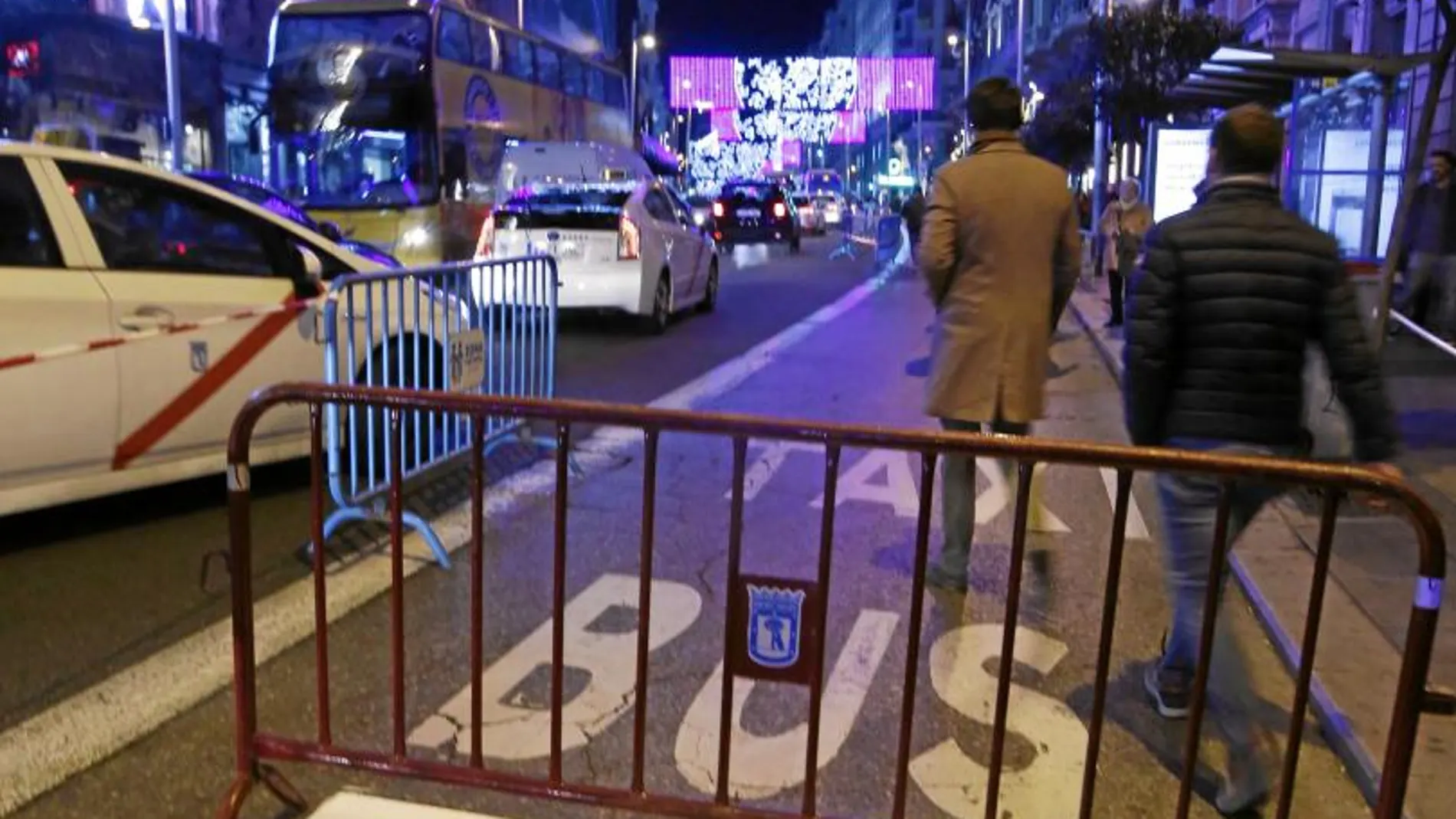 El corte de tráfico en Gran Vía, Mayor y Atocha se inició con retraso debido a que los operarios municipales pintaron en la calzada la nueva señalización
