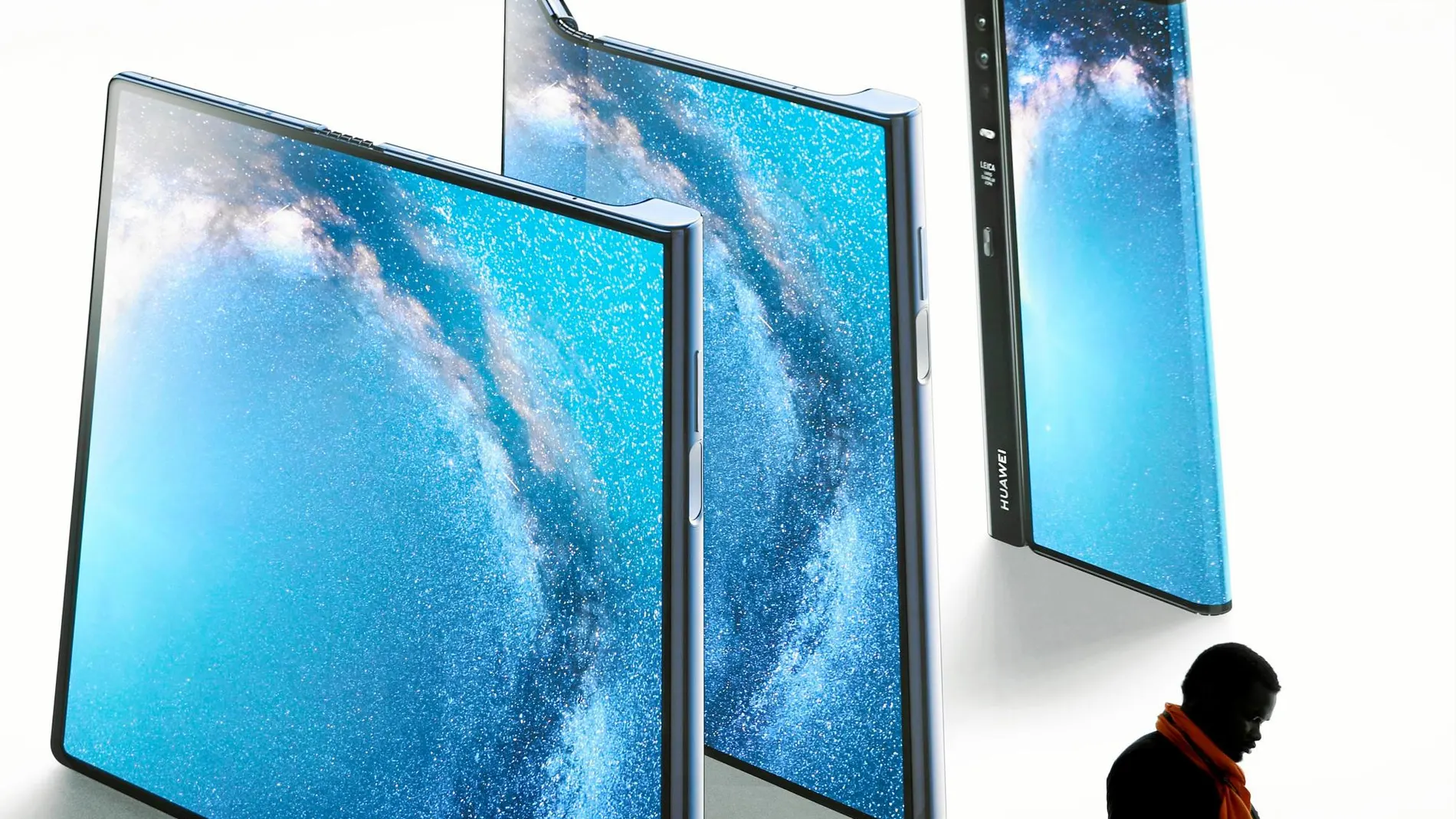 Un visitante del MWC frente a un cartel del Huawei Mate X