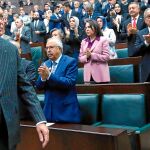 El presidente turco, Tayyip Erdogan, acudió ayer al Parlamento para reunirse con los diputados de su partido, el islamista AKP / Efe