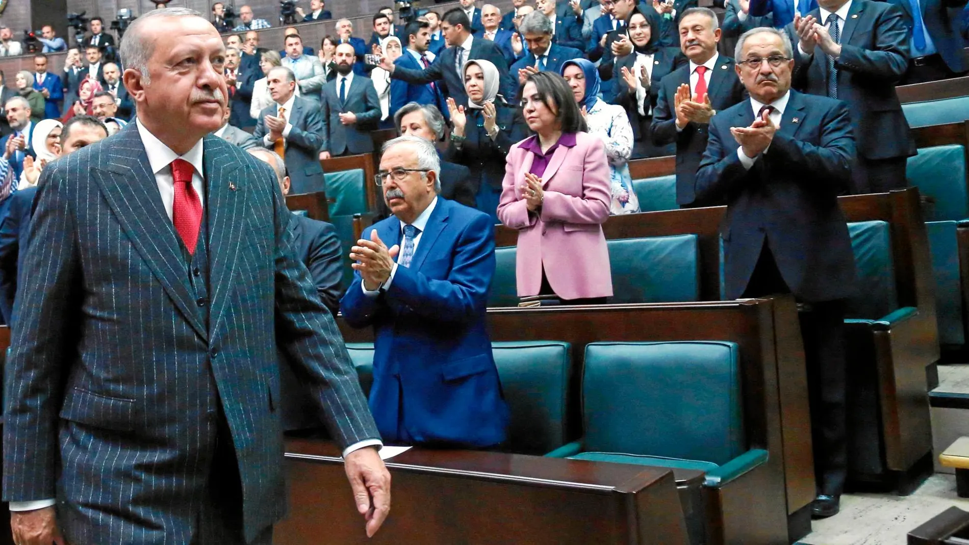 El presidente turco, Tayyip Erdogan, acudió ayer al Parlamento para reunirse con los diputados de su partido, el islamista AKP / Efe