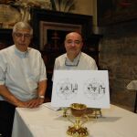 De izda. a dcha, Jaime Sancho y Gabriel Songel junto a los planos y la reliquia del Santo Cáliz