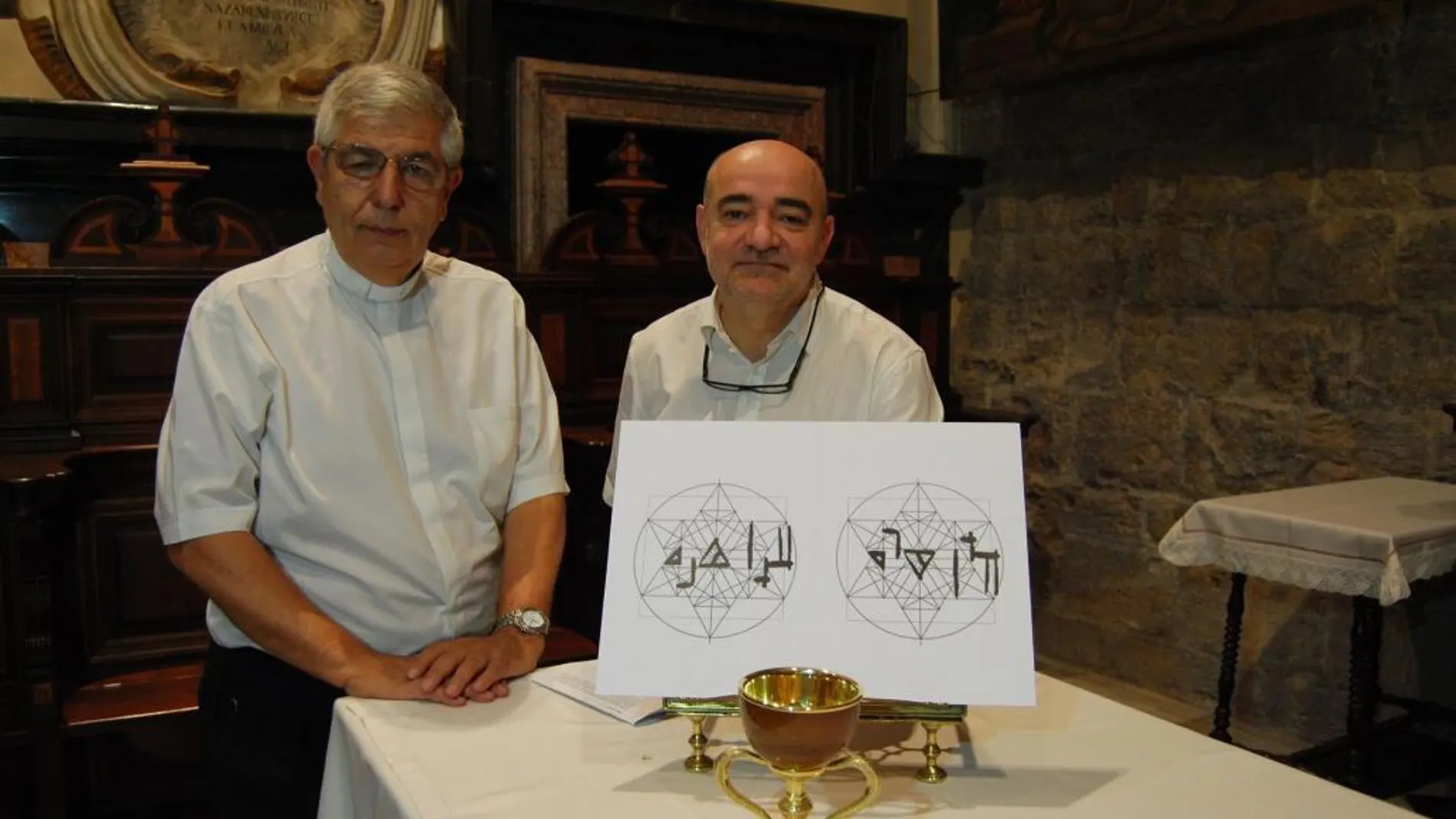 De izda. a dcha, Jaime Sancho y Gabriel Songel junto a los planos y la reliquia del Santo Cáliz