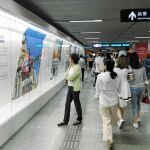 «Tu mejor cómplice para una ciudad infinita», reza uno de los textos que acompaña a la muestra fotográfica expuesta en la estación East Nanjing Road de Shanghái desde primeros de junio