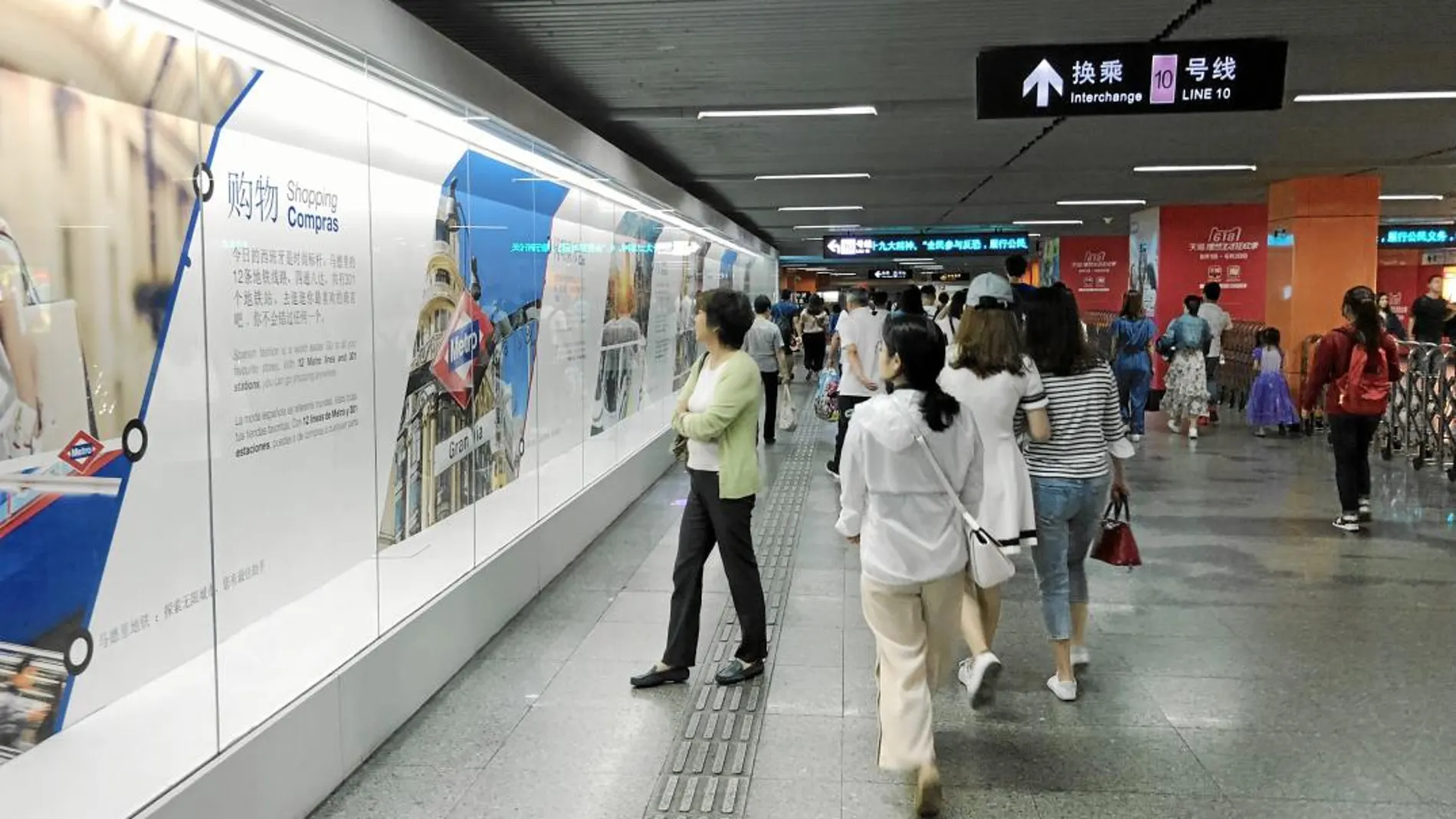 «Tu mejor cómplice para una ciudad infinita», reza uno de los textos que acompaña a la muestra fotográfica expuesta en la estación East Nanjing Road de Shanghái desde primeros de junio
