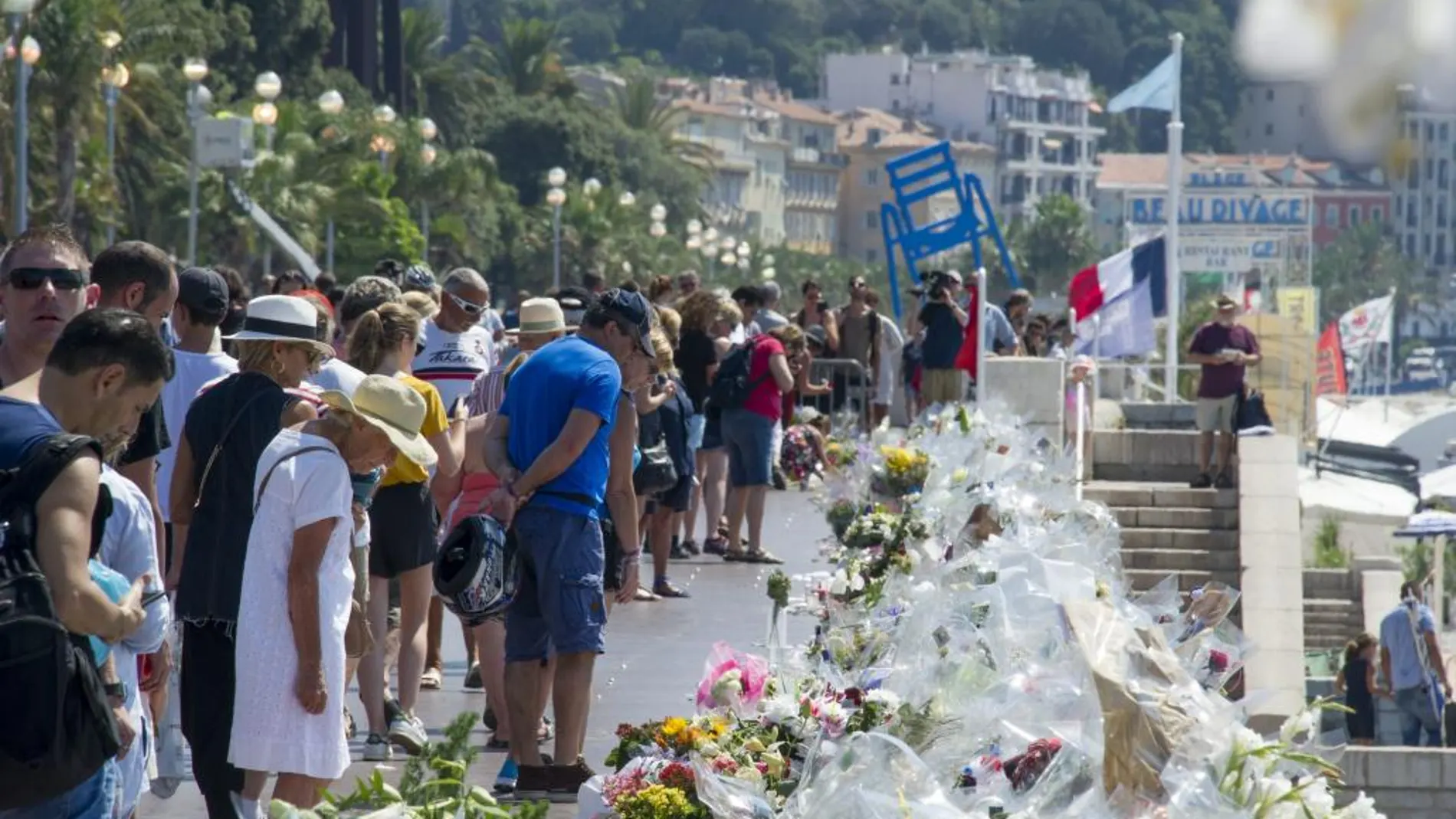 NIZA (FRANCIA).- Multitud de personas se detienen ante las flores y velas depositadas en el Paseo de los Ingleses en recuerdo a las víctimas