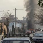 Varios vehículos estacionados frente a la oficina de la ONG acabaron en llamas/Ap