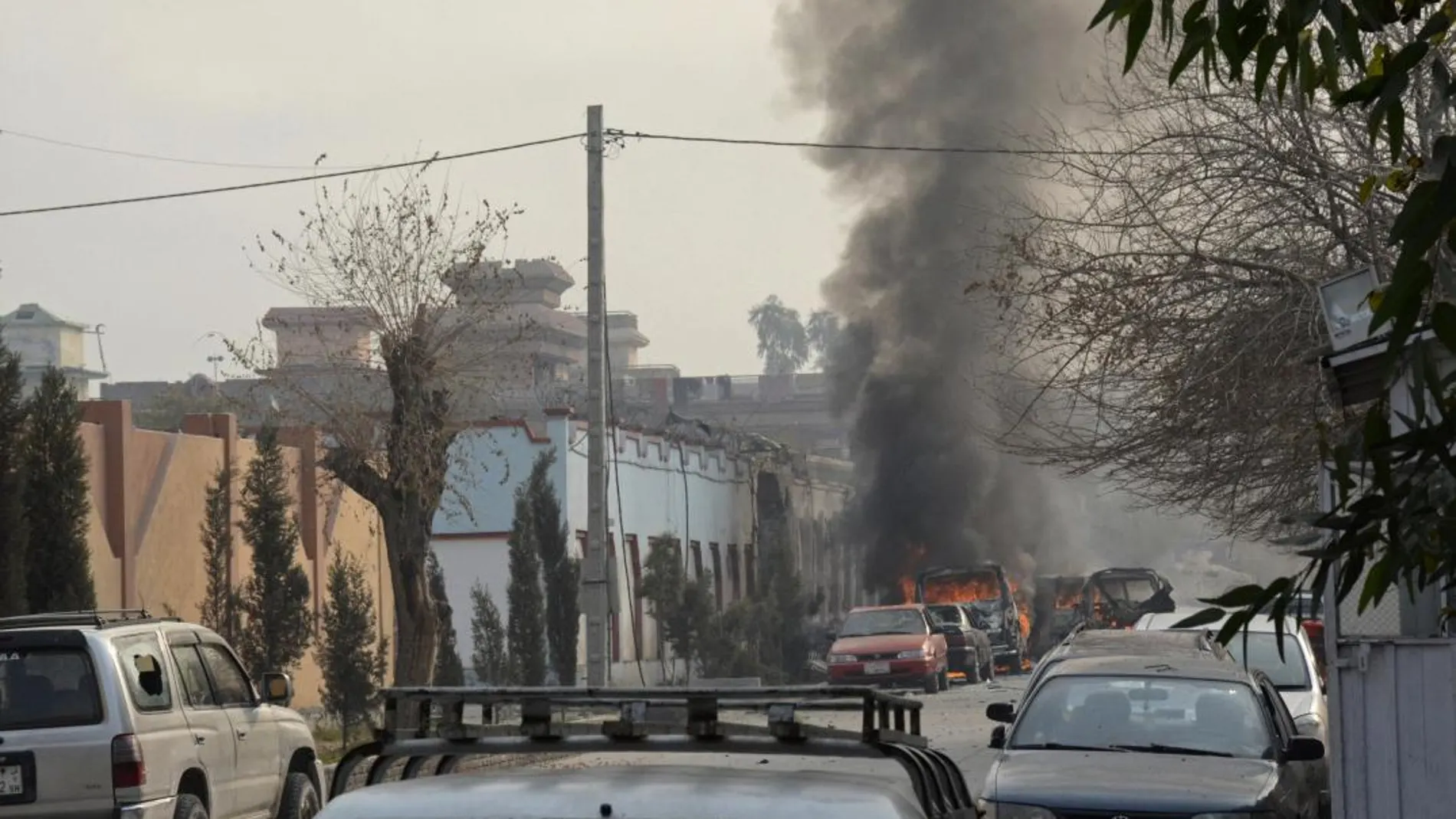 Varios vehículos estacionados frente a la oficina de la ONG acabaron en llamas/Ap