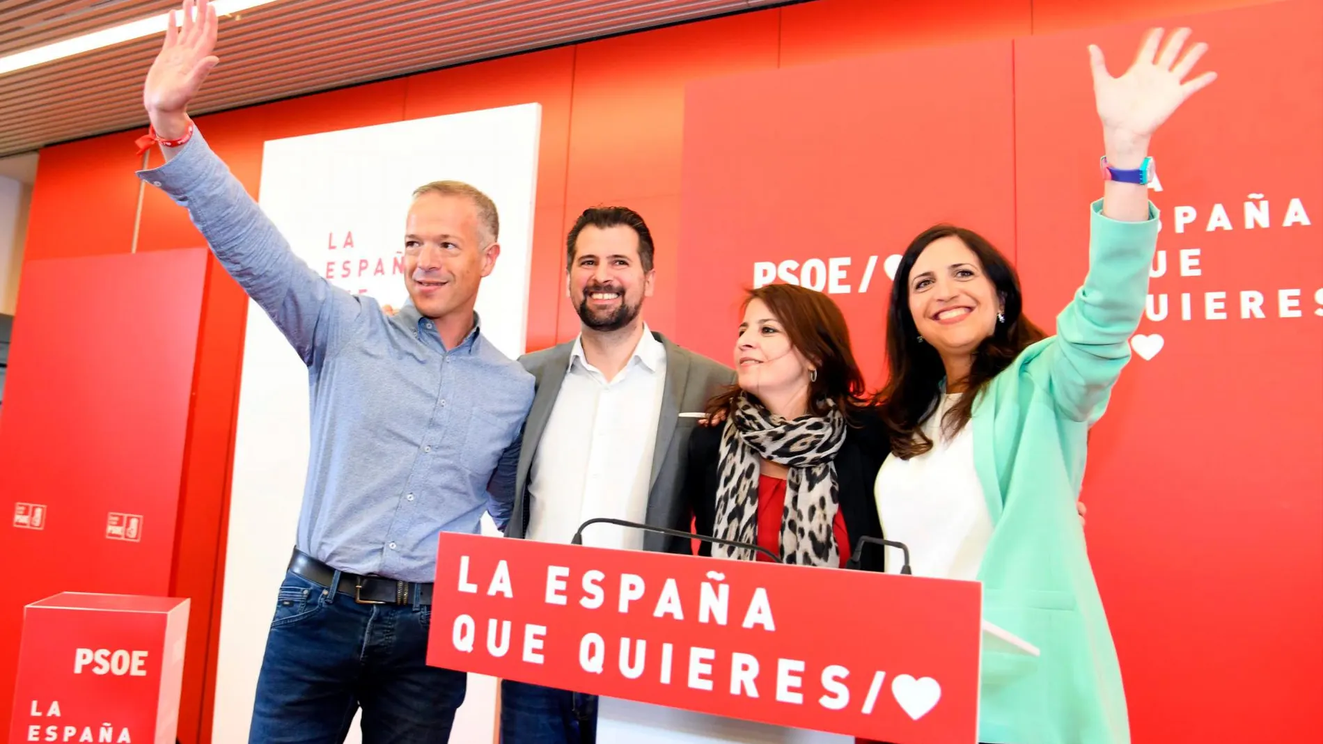 Ander Gil, Luis Tudanca, Adriana Lastra y Esther Peña saludan a los simpatizantes